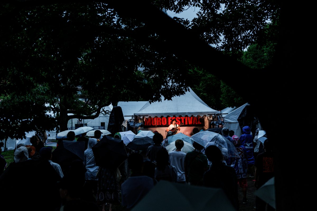 murofes's tweet photo. 【 #ムロフェス2026レポ 】

ムロアコステージの1日目トリは古舘佑太郎。
本人曰く雨男な彼はその力を遺憾なく発揮し(？)ステージが中断になるが、
ハプニングや��リということも良い意味で感じさせない、彼特有のラフなリラックスした空気感が心地良い。

pic @katada0326 
#murofes https://t.co/C7KiDhUgLG