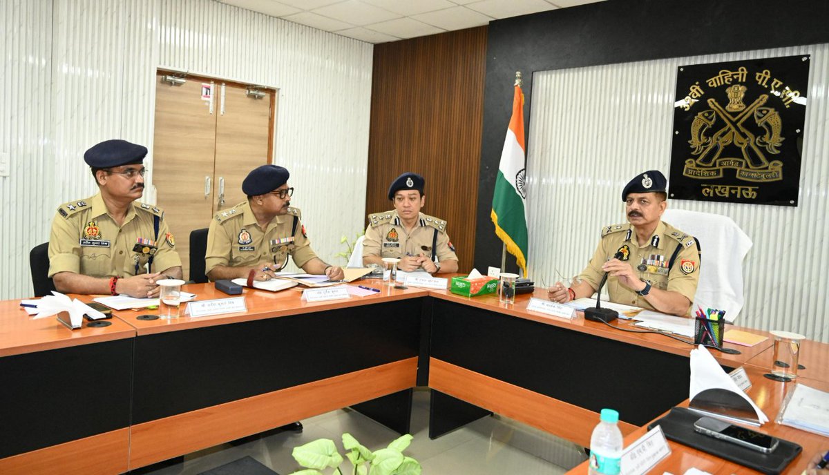 DG_UPSSF's tweet photo. भविष्य की कार्ययोजना, विशेषज्ञता और इसे विश्व-स्तरीय रणनीतिक बुनियादी ढांचा सुरक्षा बल बनाये जाने हेतु त्वरित कार्यवाही के निर्देश दिये गए l  इस अवसर पर श्री हेमंत कुटियाल डीआईजी एसएसएफ एवं अन्य अधिकारीगण मौजूद रहे l https://t.co/gkJSfTh1Y8
