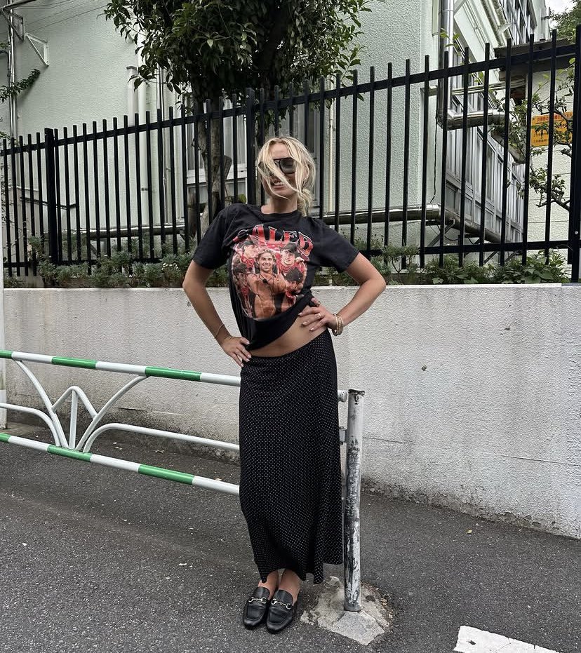 Juddfab's tweet photo. Jen stuns in Caleb’s shirt. ❤️ https://t.co/Y0AHzmqMqC