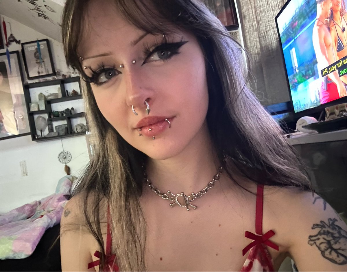 liasworldx's tweet photo. ever seen an emo princess so pretty in white? ⛧<3 https://t.co/HT1584ClEx