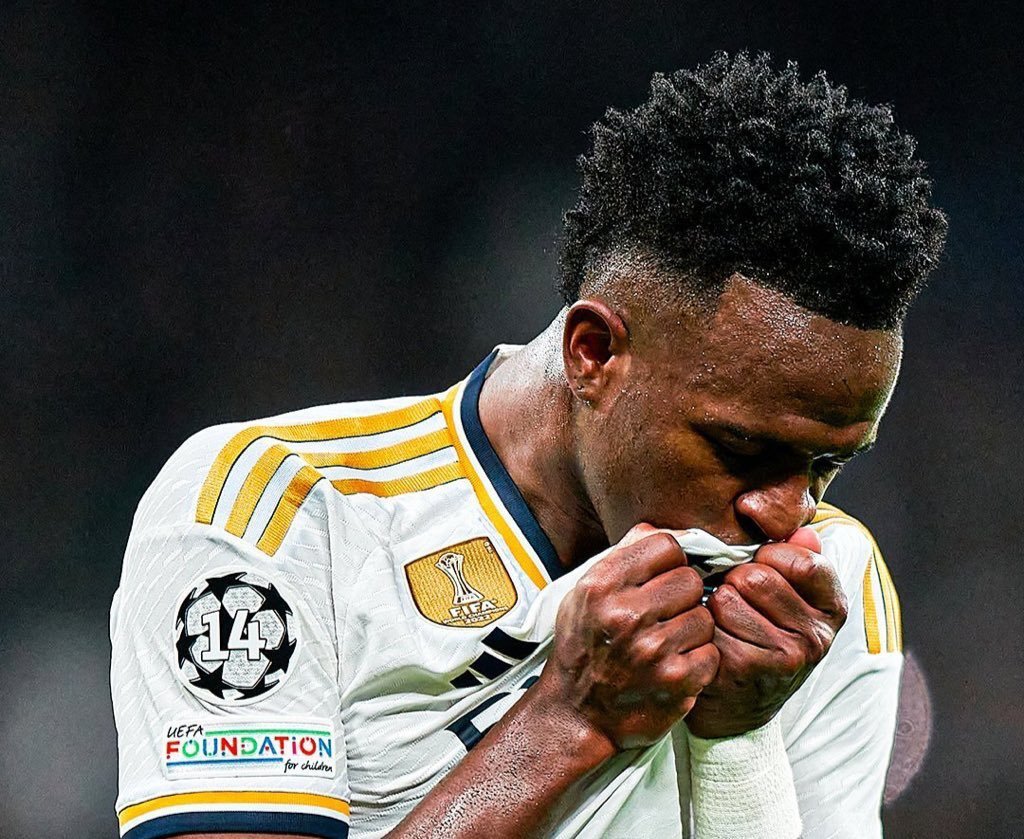 Cr7stianismo_'s tweet photo. 🚨ÚLTIMA HORA:

José Mourinho acaba de decirle al Real Madrid que no vendan a Vinícius Junior bajo ningún concepto.

Es el jugador clave de Mou en la plantilla junto a Bellingham y Valverde.

(@Telefoot) https://t.co/J9KFIo1UQL