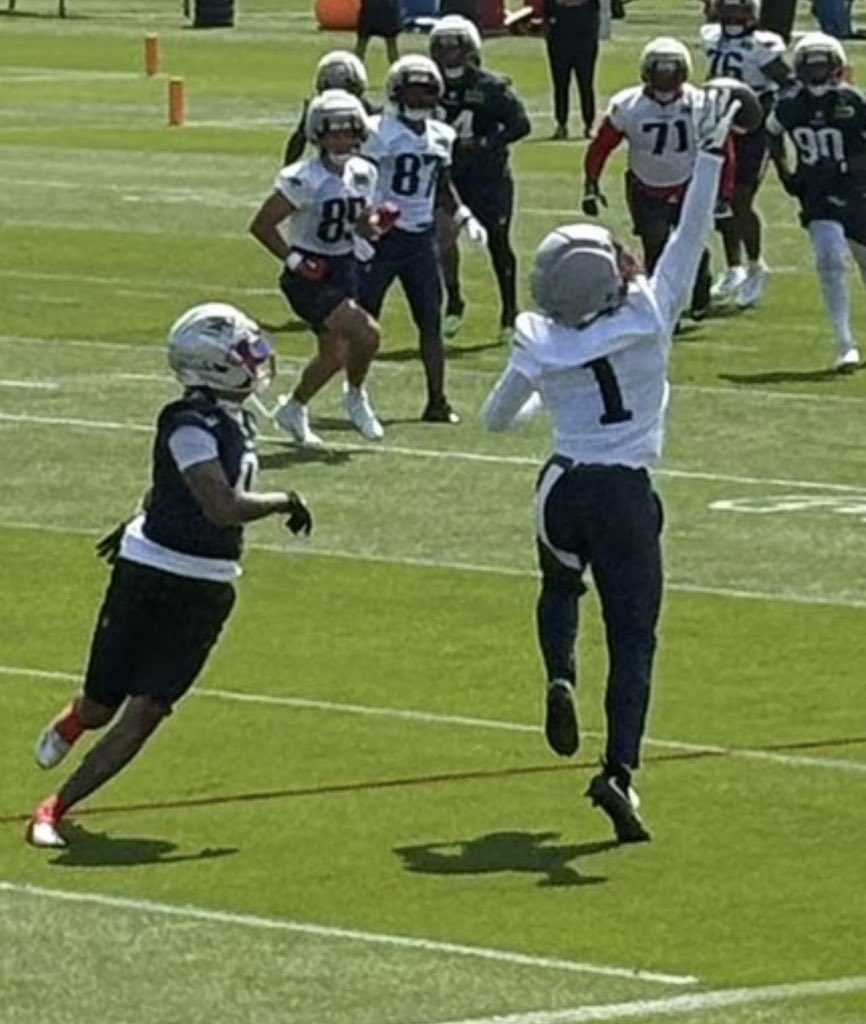 Savageboston's tweet photo. AJ Brown one handed grab attempt on Christian Gonzalez from Drake Maye

📸: @AlexConti https://t.co/LzBv8C8UKW