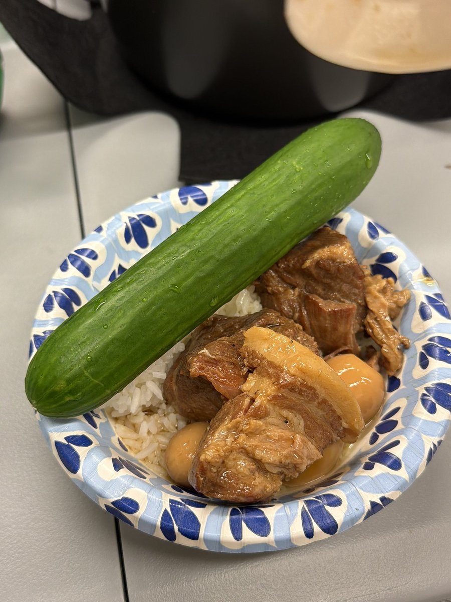 uuolong's tweet photo. coworker brought in food for everyone 🥳 https://t.co/6afCmrzNCD
