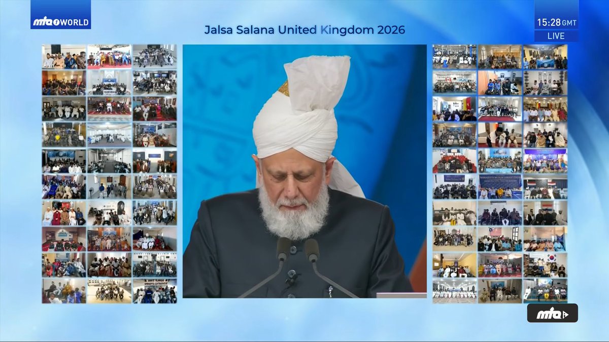 MTAGhanaStudios's tweet photo. A Truly Global Village
From different continents, time zones &amp; backgrounds united under one leader.
This powerful visual from Jalsa UK shows members of the Jama'at watching the live proceedings together from every corner of the earth. Distance vanishes when united under Khilafat. https://t.co/cDTU6RLq0Y