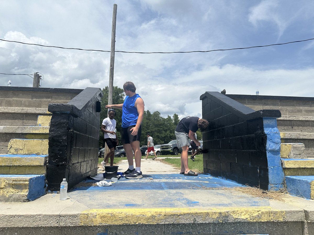 BlueHoseFB's tweet photo. BLUEHOSE IN THE COMMUNITY

This week, our players had the opportunity to help revitalize Joanna Stadium in Joanna, SC. Thank you to all of the players who came out and worked hard!

#GoBlueHose #WinToday https://t.co/uEdhCcRGlB