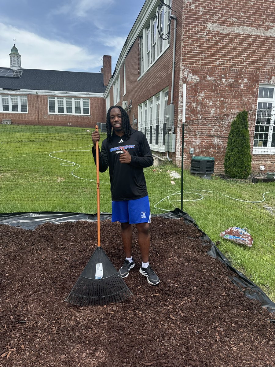 BlueHoseFB's tweet photo. BLUEHOSE IN THE COMMUNITY

This week, our players had the opportunity to help revitalize Joanna Stadium in Joanna, SC. Thank you to all of the players who came out and worked hard!

#GoBlueHose #WinToday https://t.co/uEdhCcRGlB