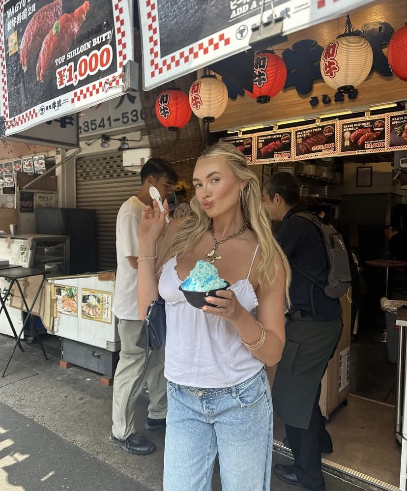 Juddfab's tweet photo. Jen is having the best summer in Japan.😍😍 https://t.co/aoyIuNjw47