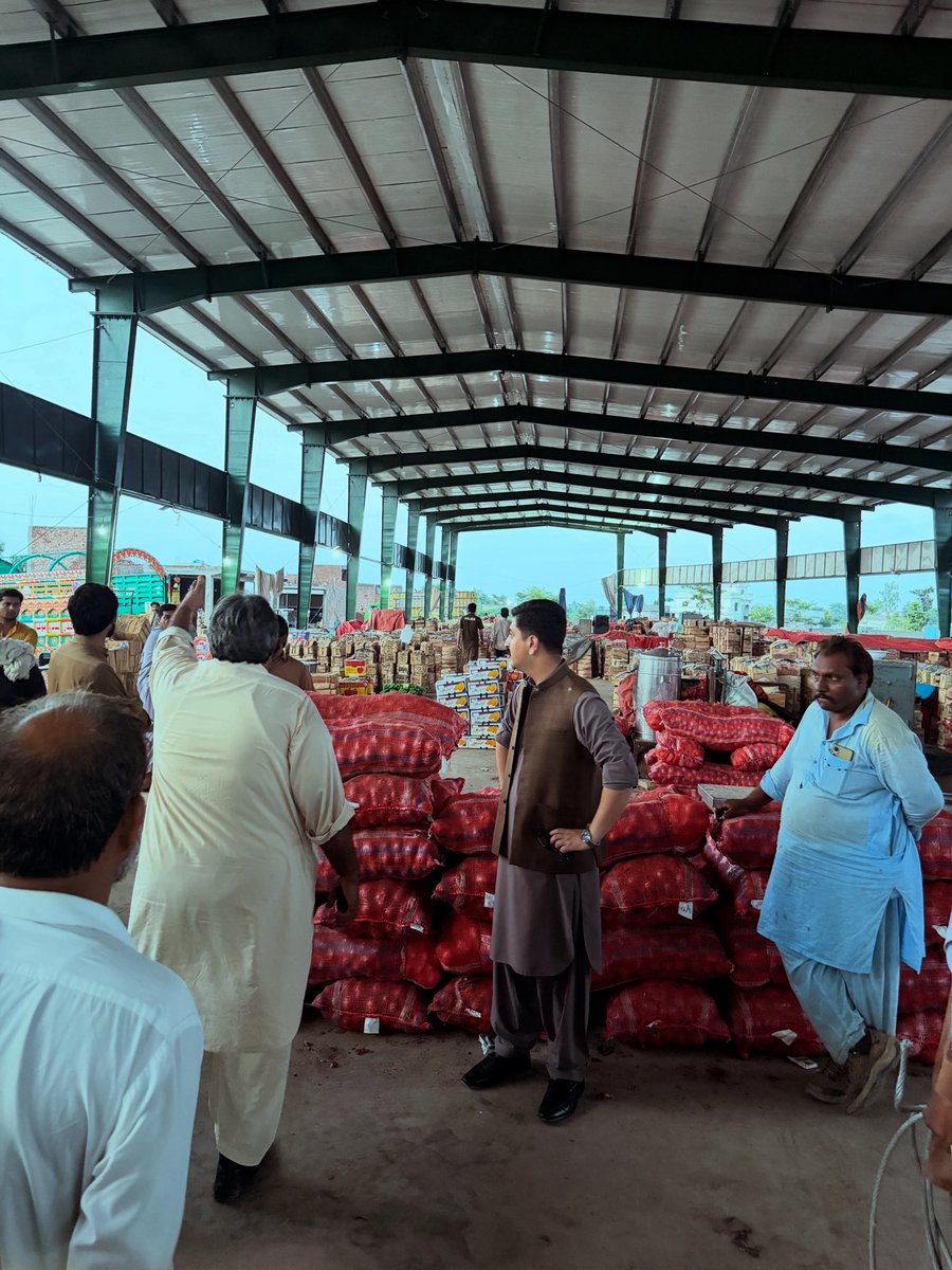 Asfand12b's tweet photo. آڑھتی کسان اور خریدار کے درمیان اہم کڑی ہے جو فصل کی فروخت اور بولی کا کام سنبھالتا ہے۔ کبھی یہی تعلق قرض اور انحصار میں بدل جاتا ہے۔ زائد کمیشن اور ناقص وزن جیسی خرابیاں کسان اور غریب صارف دونوں کو نقصان پہنچاتی ہیں۔ اسی لیے منڈیوں میں شفاف نگرانی ضروری ہے۔
#FarmerFirst #pak https://t.co/VRlBeu5GFY
