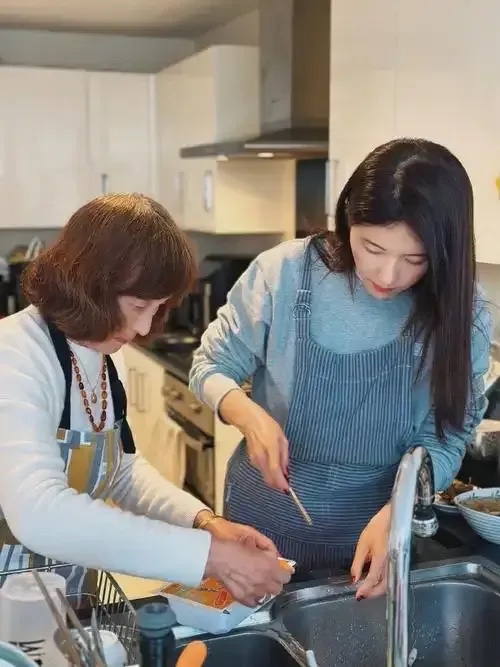 Fernand25629621's tweet photo. Wiping the kitchen counter after baking, smelling the warm chocolate chip cookies cooling nearby—small, cozy wins on a lazy Sunday. https://t.co/tmyxeDZxAY