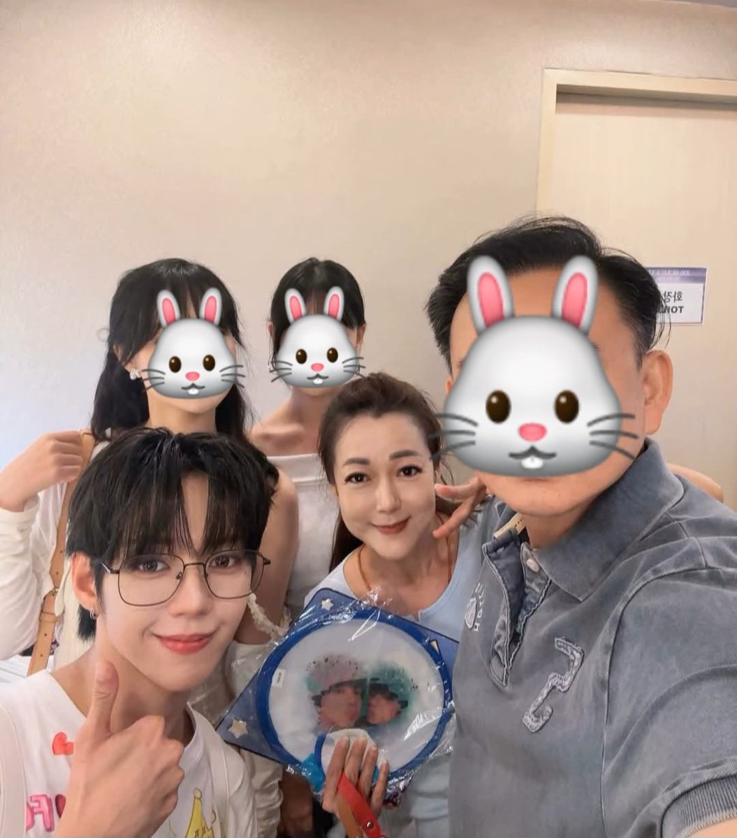 chihenxjl's tweet photo. OMG!!! JL WITH CHIHEN'S FAMILY!!! 😭🥰😍 https://t.co/zmP1fUY8JO