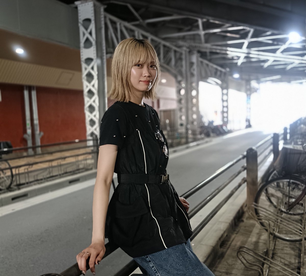 ODAIBASTAFF's tweet photo. ■7月25日（土）＜街撮＞・神田～ガード下
エリーさん（渡辺 絵里衣） @_erii_x_ 
今日の暑さは今までで1️⃣番だったかもしれない🥵陽射しの下には居ることができず、ほぼガード下や高架下の日陰で撮影してました（でも元���そういう企画だったですね😝）猛暑の中、皆さまお疲れ様でした！
#ODAIBA撮影会 https://t.co/EZwZMfoi18