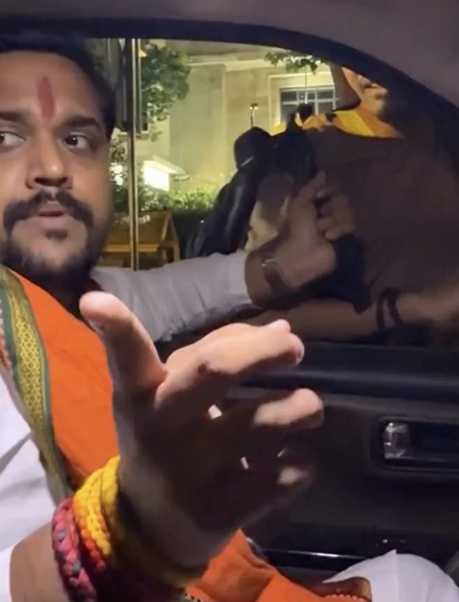 mahmud_naqvi's tweet photo. @MuslimVoiceCell Indians need to be taught myrights101. It’s pathetic that a random goon can threaten kids/students. 

@DelhiPolice will you take action against this guy for physical and verbal assault? https://t.co/nxJa6pWpcx