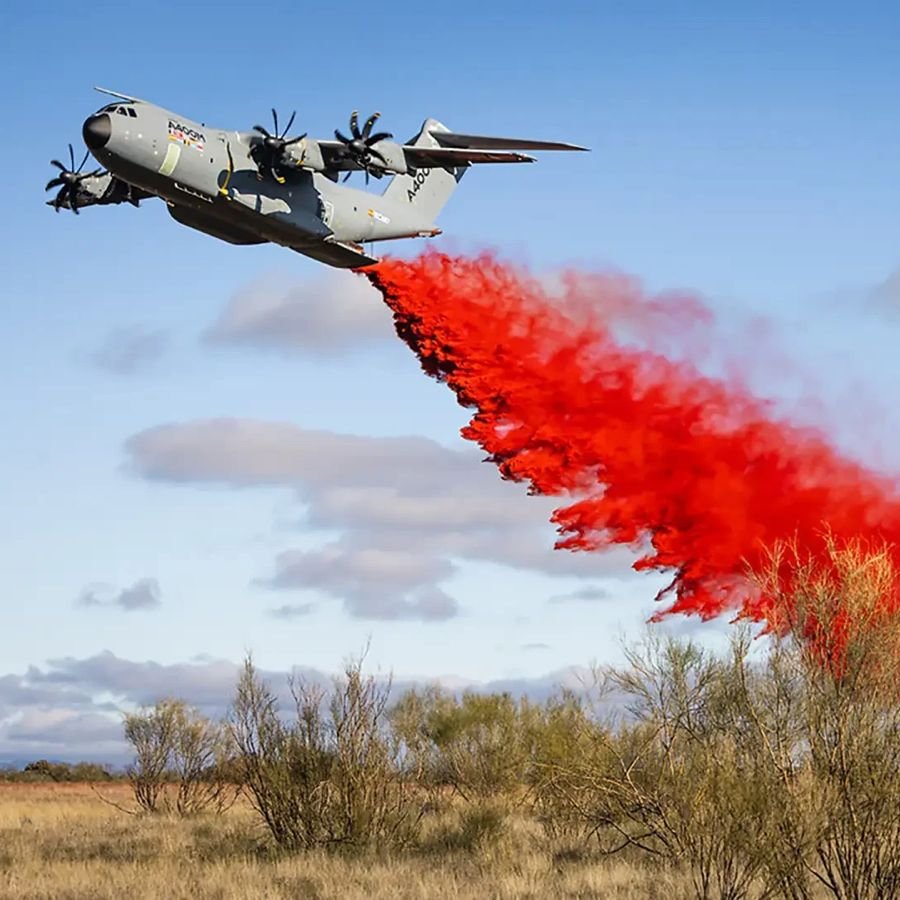 MarioNawfal's tweet photo. 🇫🇷 France just turned a military cargo plane into a wildfire bomber.

A French A400M Atlas, built to haul tanks and troops, is now dumping 20 tonnes of retardant in under 10 seconds over the Gironde fire near Bordeaux that's torched 30,000 hectares. One pass does the work of three water bombers.

The kit pops in and out with zero permanent changes, so it fights fires this week and flies troops the next. 

France wasn't supposed to have this flying until 2027, and with over 12,000 fires this year, they couldn't wait.

Source: Flight radar24, Army recognition / Writer: Daniyal