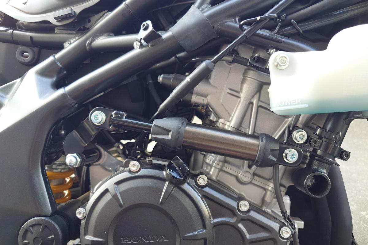 kajagadget's tweet photo. 愛車「CBR250RR」にパフォーマンスダンパーを
装着し、高速走行時の手のしびれに対する効果や
振動抑制の真の解決策を検証・解説しました。
https://t.co/sLkPsUO5B9

実際に走らせて見えてきた振動悪化の原因と、
エンジンマウントのトルクバランス。

パーツを追加する前に愛車のバランスを
整えることで得られた変化とリアルな実感を
私なりの視点で詳しくまとめました。
#カジャガジェット #CBR250RR
#パフォーマンスダンパー