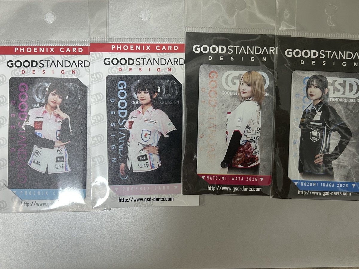 _ma_darts's tweet photo. パーフェクト見に行ったついでにGSDブースで遊んだら、松尾さんに申し訳なくなるくらい相性良すぎて、かなりの数のカードゲットできた！(いつもありがとうございます🙇‍♂️)
Tシャツは色で選んだけど、実はゲットチャンス少ないやつだったらしい🤔
そして、今日の写真がブース頑張ってるなみぞーしかない😂 https://t.co/BgXI7IfNcY