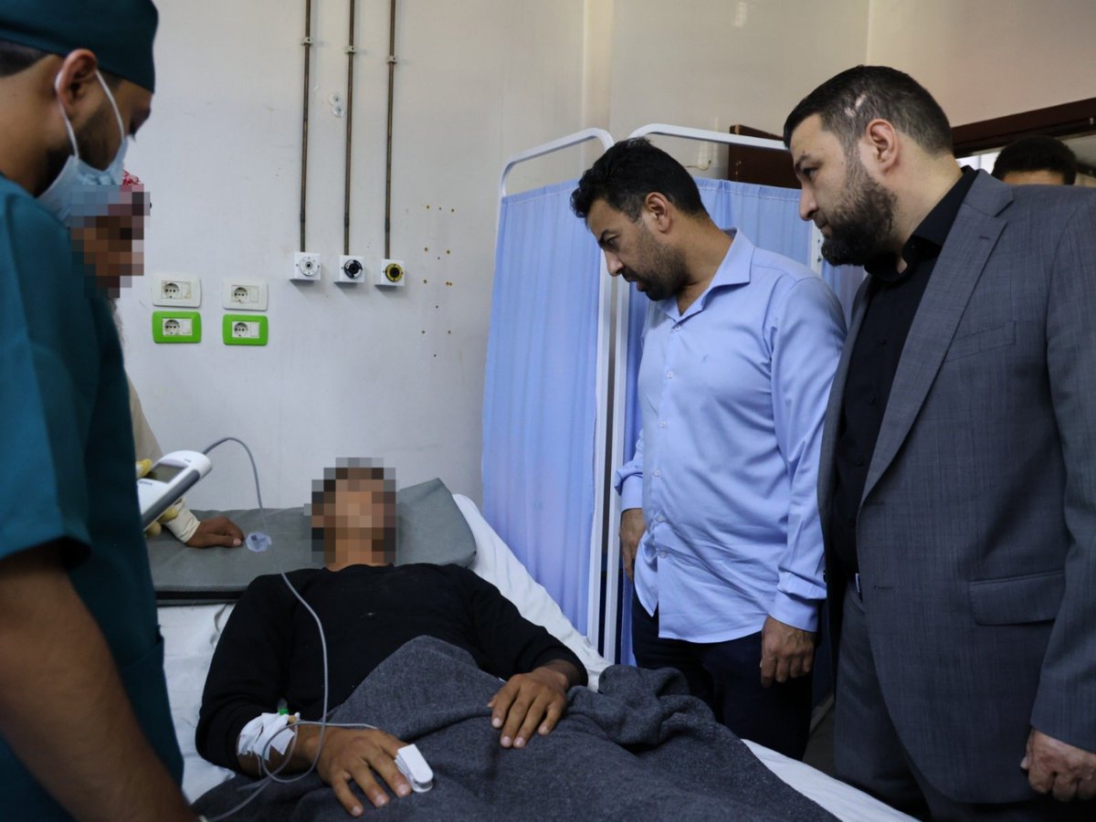 hihfad_ar's tweet photo. استجابة طبية طارئة من حملة "أمل جديد... لحياة أفضل" لإنقاذ المصابين في حادث تدمر–السخنة. #أمل_جديد_لحياة_أفضل #أياد_تداوي_وقلوب_تبني_الأمل #يدا_بيد_للإغاثة_والتنمية #DoctorsOfArRahman #حمص https://t.co/lQAwf18KJa