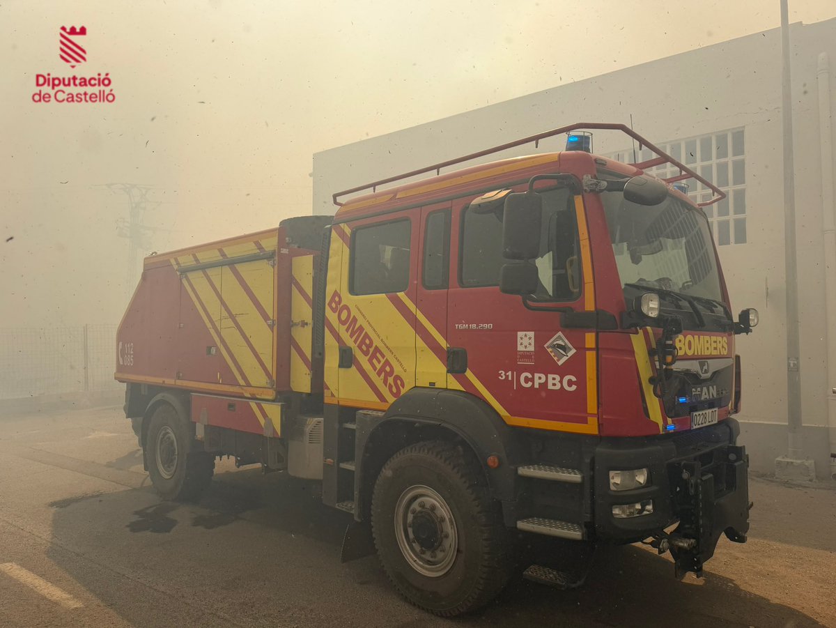 BombersDipcas's tweet photo. Un amplio dispositivo de más de 300 efectivos con 14 medios aéreos, 15 unidades @GVAbforestals , 12 dotaciones de @BombersDipcas y @AreaSeguridadCS junto a @UMEgob y resto de servicios de seguridad y emergencias trabajan en #IFValldUixó. Se sigue priorizando la seguridad de vecinos de los municipios afectados y #bomberos se trabaja intensamente en la defensa de #LaVilavella.