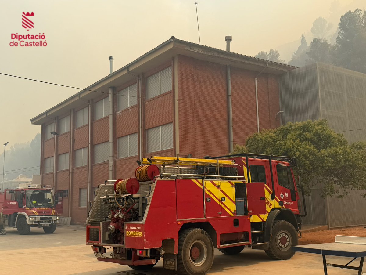BombersDipcas's tweet photo. Un amplio dispositivo de más de 300 efectivos con 14 medios aéreos, 15 unidades @GVAbforestals , 12 dotaciones de @BombersDipcas y @AreaSeguridadCS junto a @UMEgob y resto de servicios de seguridad y emergencias trabajan en #IFValldUixó. Se sigue priorizando la seguridad de vecinos de los municipios afectados y #bomberos se trabaja intensamente en la defensa de #LaVilavella.