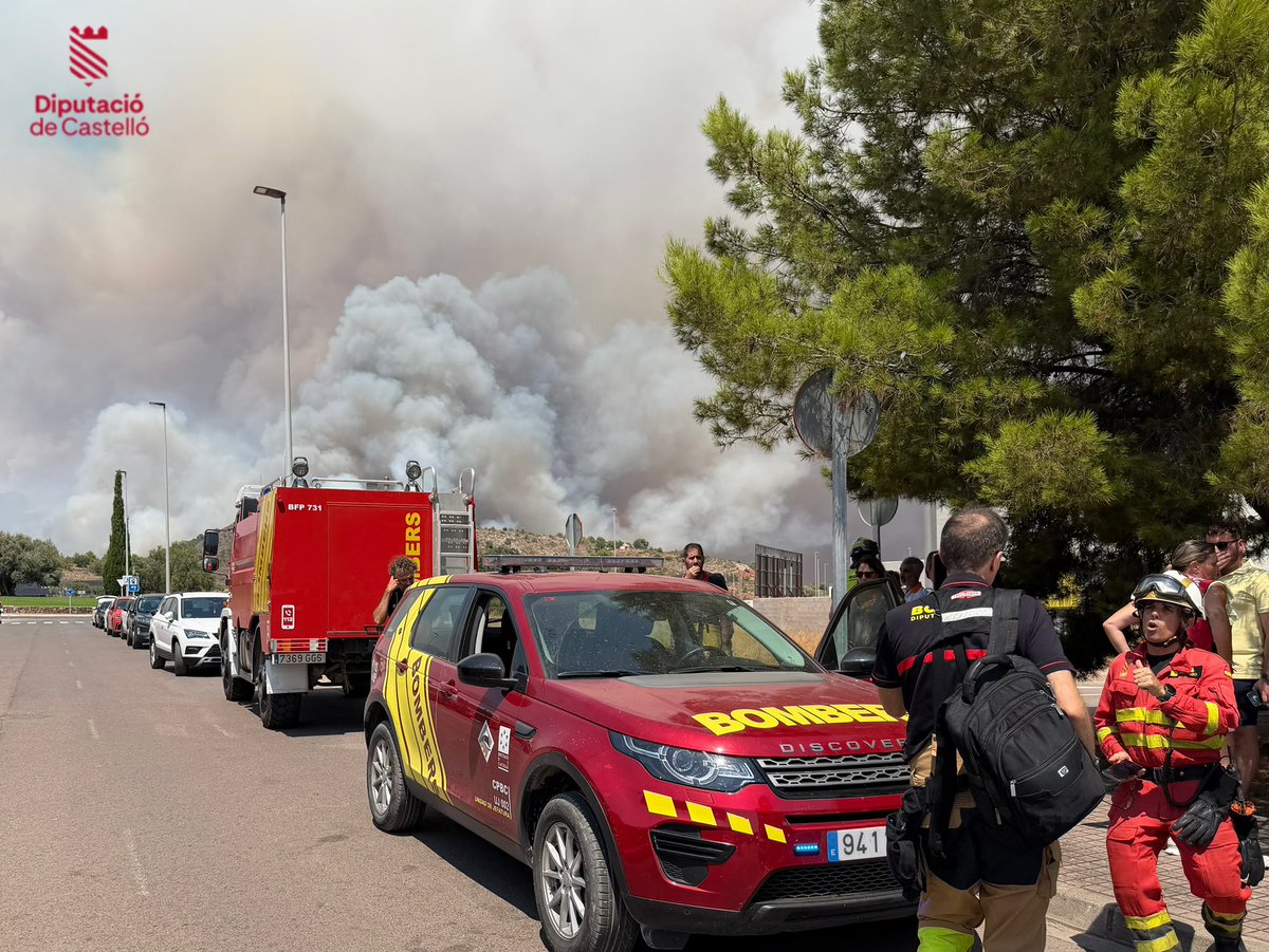 BombersDipcas's tweet photo. Un amplio dispositivo de más de 300 efectivos con 14 medios aéreos, 15 unidades @GVAbforestals , 12 dotaciones de @BombersDipcas y @AreaSeguridadCS junto a @UMEgob y resto de servicios de seguridad y emergencias trabajan en #IFValldUixó. Se sigue priorizando la seguridad de vecinos de los municipios afectados y #bomberos se trabaja intensamente en la defensa de #LaVilavella.