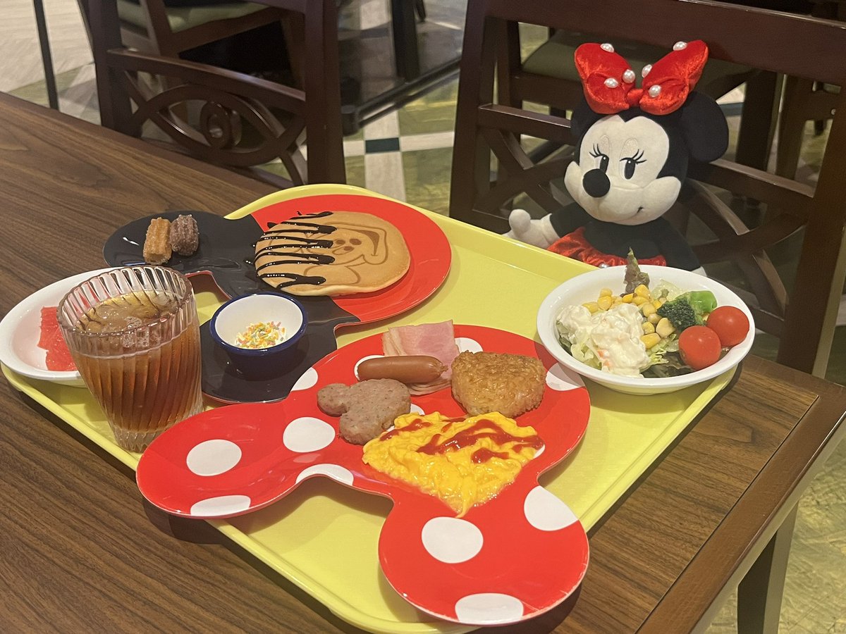 proud__corazon's tweet photo. セレブレーションホテルにて🥞✨
ミッキーさんのパンケーキはどこにソースをかけるべきか分からん
2枚目は同行者作 https://t.co/LfjT6qFpMg