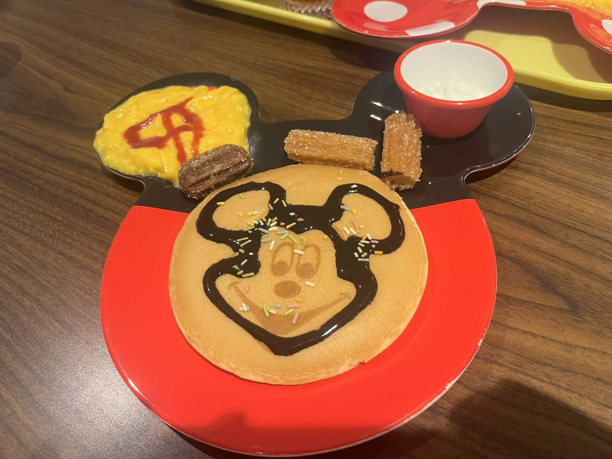 proud__corazon's tweet photo. セレブレーションホテルにて🥞✨
ミッキーさんのパンケーキはどこにソースをかけるべきか分からん
2枚目は同行者作 https://t.co/LfjT6qFpMg