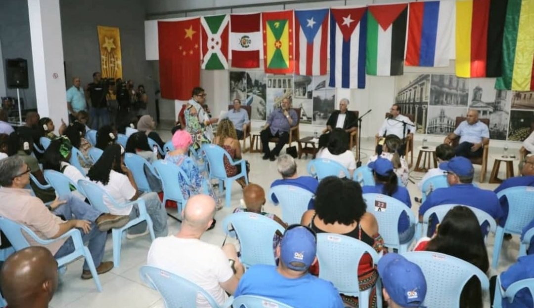 DrRobertoMOjeda's tweet photo. Junto @DiazCanelB participamos en el Encuentro de Solidaridad, como parte de la conmemoración del Día de la Rebeldía Nacional. Agradecemos a los participantes que demuestran que #CubaNoEstáSola y se sobreponen a la amenaza del imperio para ratificar la valía de las causas justas. https://t.co/qA6K71lE5M