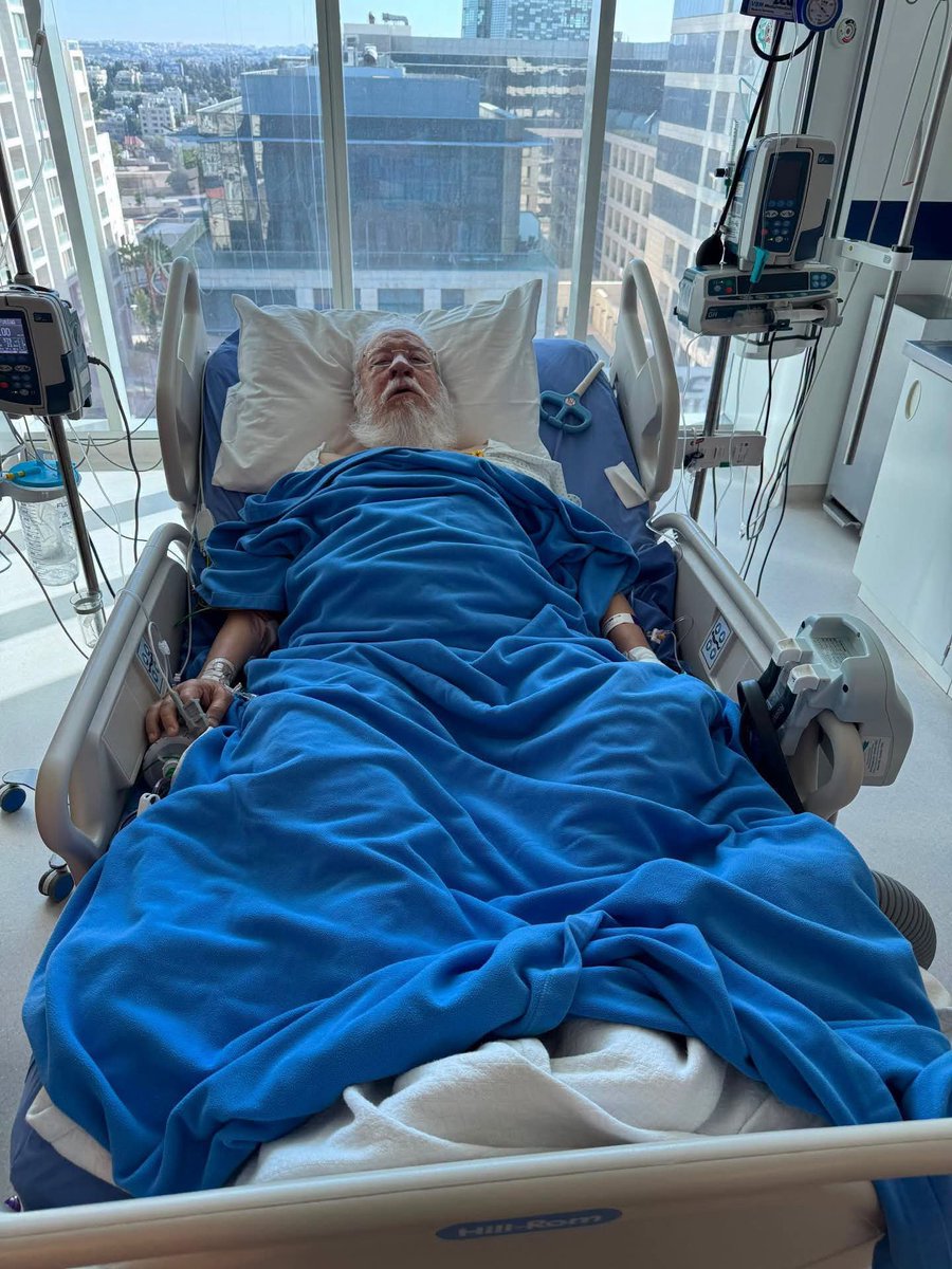 ashrafgharib11's tweet photo. صورة المرجع الشيعي حسين الصدر وهو يخضع للعلاج في مستشفيات لندن.

التفلة والعرق والتربة دواء للعوام ومستشفيات لندن للمراجع https://t.co/LR02W2YIWE