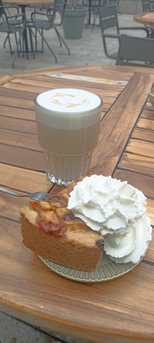 drBernard_Davis's tweet photo. #ergaatnietsbovengroningen 🏗️☺️ #hotchoclate #applepie
#panoramicview 
#forum #multifunctional #artcentre #cinema #library
#restaurants #artgallery https://t.co/MDWIqC1N21