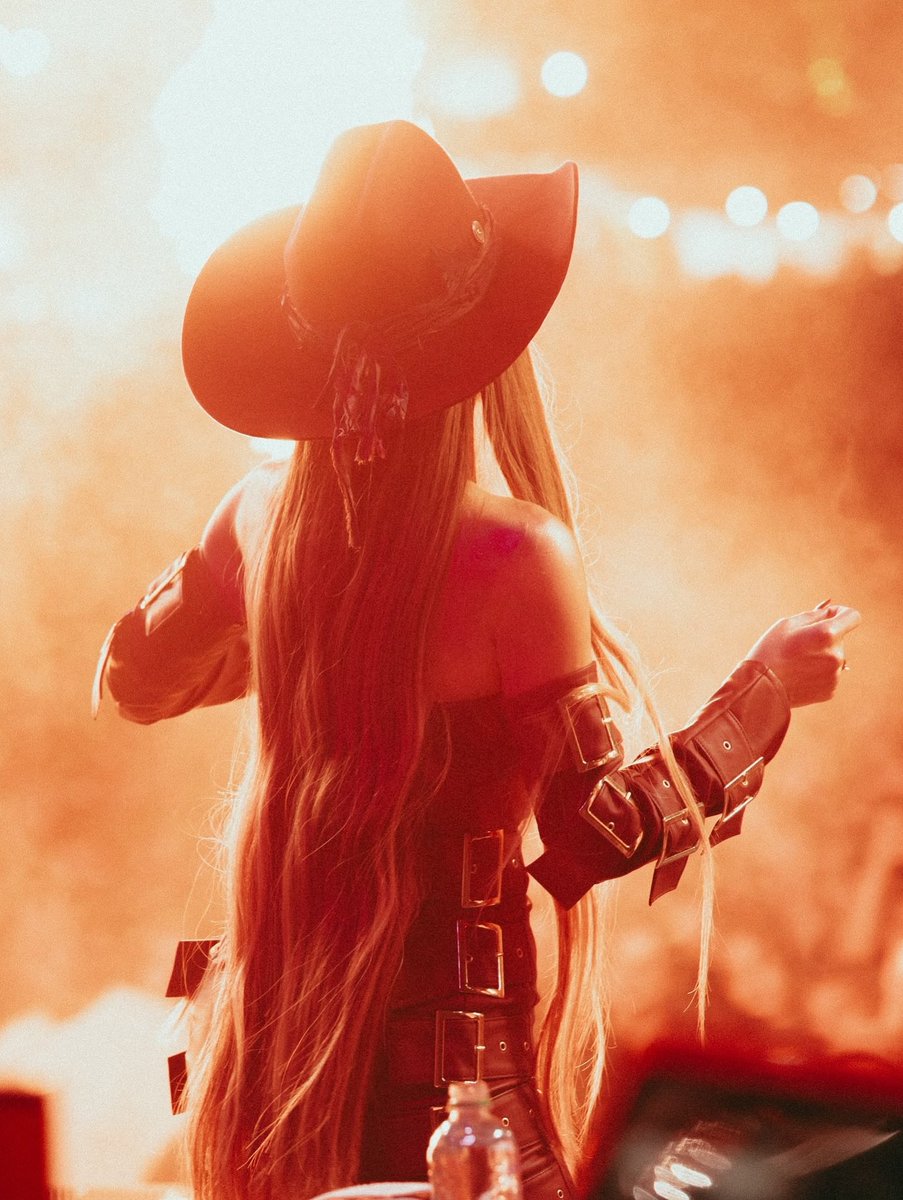 MariaClara3786's tweet photo. Ela não sobe ao palco, ela transforma cada música em emoção. ❤️✨🤠
A dona de um talento gigante, de um sorriso que ilumina e de uma voz que toca a alma. Te amo, Maiara! 🥹❤️ https://t.co/EFpkpixX7e