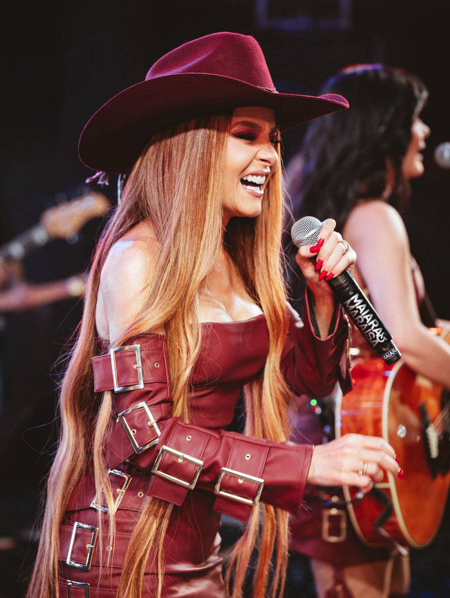 MariaClara3786's tweet photo. Ela não sobe ao palco, ela transforma cada música em emoção. ❤️✨🤠
A dona de um talento gigante, de um sorriso que ilumina e de uma voz que toca a alma. Te amo, Maiara! 🥹❤️ https://t.co/EFpkpixX7e