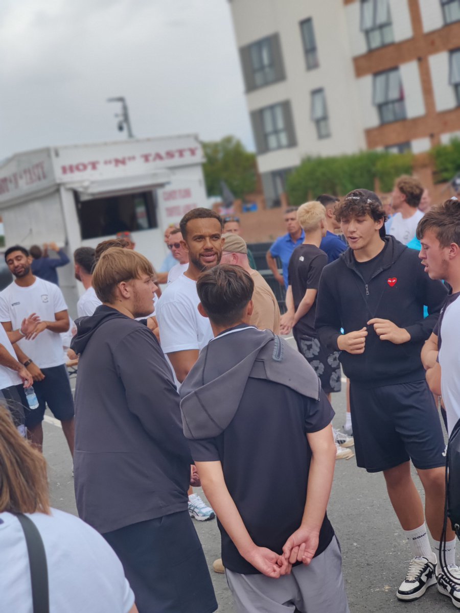 HerefordFC's tweet photo. 🤳 Meeting and greeting

#COYW 🐮 https://t.co/zo4AIKhFY2