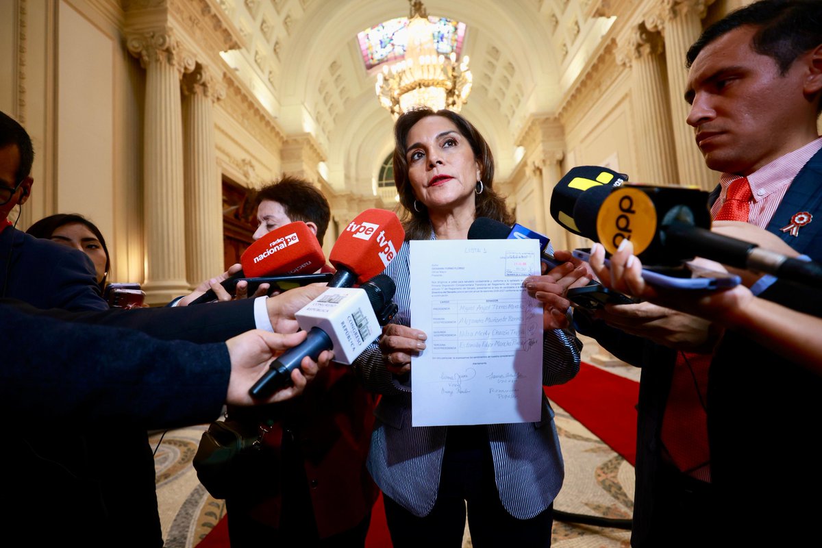 congresoperu's tweet photo. Las voceras de Fuerza Popular, Patricia Juárez, y de Renovación Popular, Lourdes Alcorta, presentaron ante la Oficialía Mayor la primera lista de candidatos a la Mesa Directiva del Senado de la República para el período anual de sesiones 2026-2027.

La lista está integrada por el senador Miguel Ángel Torres, de Fuerza Popular (presidente); Alejandro Muñante, de Renovación Popular (primer vicepresidente); Nilza Chacón, de Fuerza Popular (segunda vicepresidenta); y Edgar Mancha Pineda, de Renovación Popular (tercer vicepresidente).