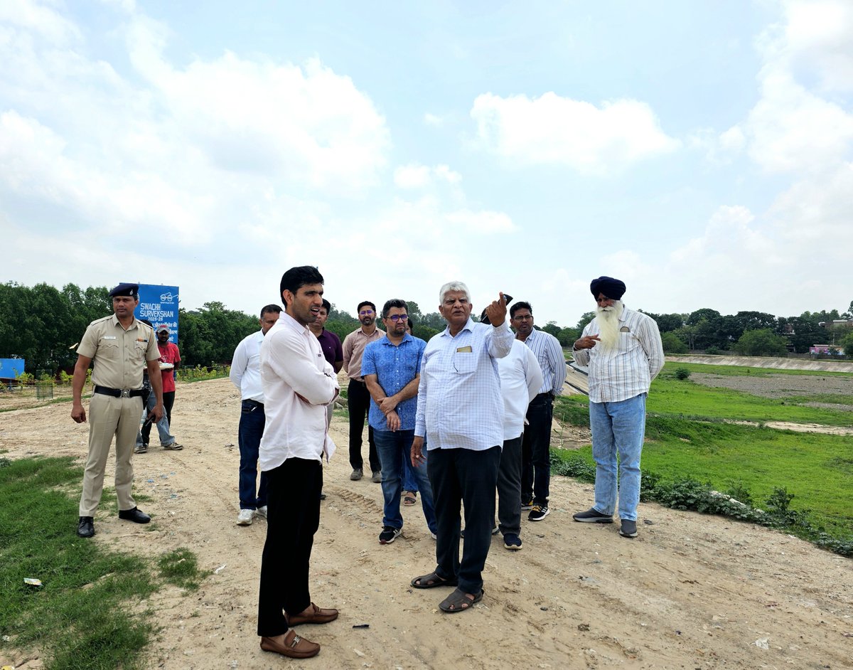 MCChandigarh's tweet photo. The SWM Audit Committee, led by Deputy Commissioner Sh. Nishant Kumar Yadav, IAS, inspected Chandigarh's solid waste management facilities at Dadumajra and appreciated the city's scientific waste management system and compliance with the Solid Waste Management Rules, 2026. The committee noted efficient waste processing, four-stream source segregation, and successful legacy waste bio-remediation.
@dc_chd
#SwachhChandigarh #SolidWasteManagement #WasteToWealth #Dadumajra #MunicipalCorporationChandigarh