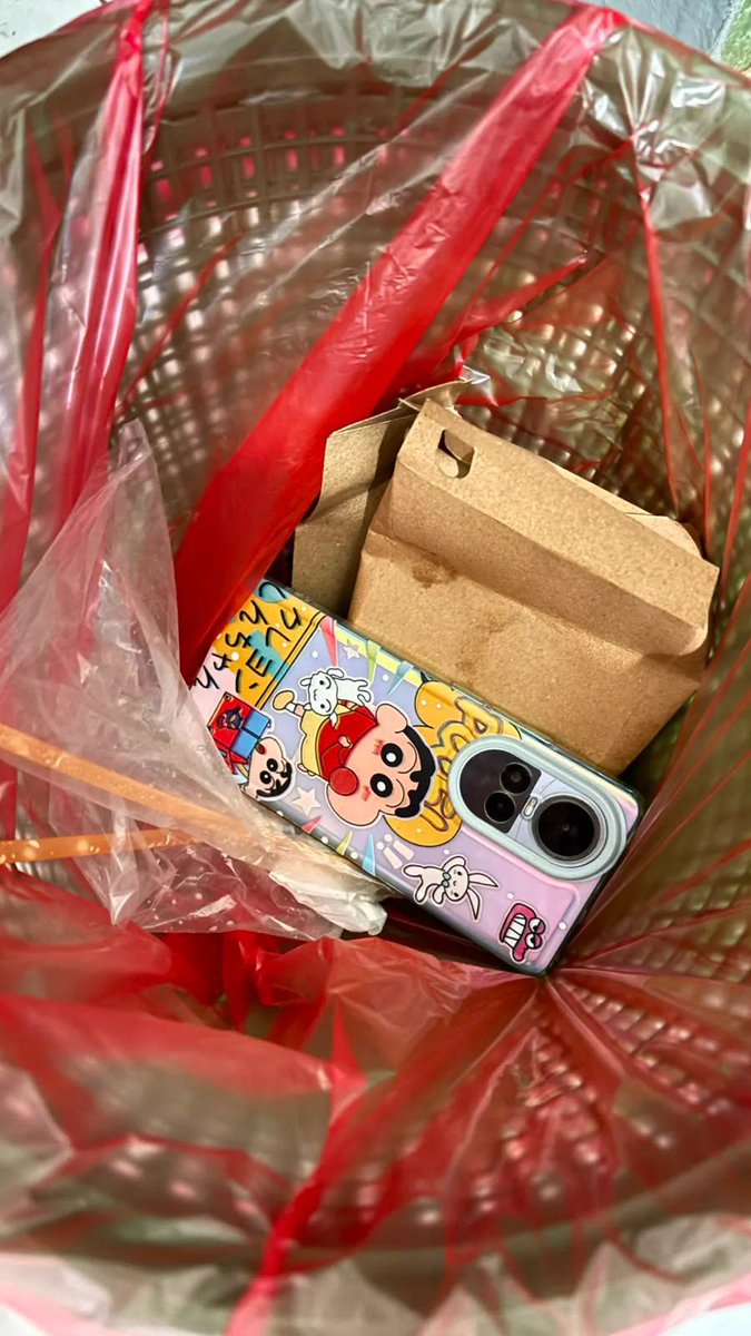 sarahnatasyah_'s tweet photo. Abis berhasil ajarin toddler buang sampah ke tempat sampah😍
.
 sekarang emaknya kalo nyari barang APAPUN lgsg ke tempat sampah🫶

cc: mama_siboy https://t.co/xc6Gpt9Sy9
