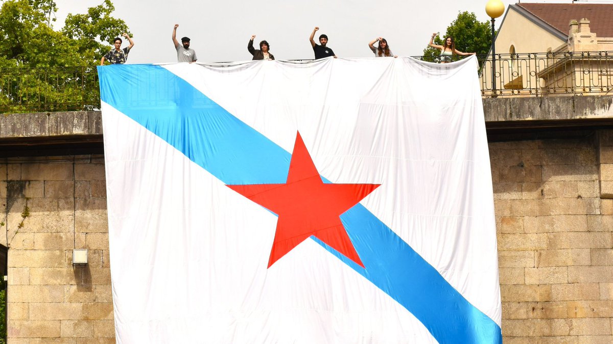gazte's tweet photo. Dende Euskal Herria, no Día da Patria Galega, enviamos un gran abraxo fraternal ás compañeiras de @GalizaNova. 

Seguimos construíndo xuntas un futuro de pobos libres e xustiza social. Viva Galiza Ceibe e Popular! ✊ 🚩 https://t.co/D5vZ7IvZHS