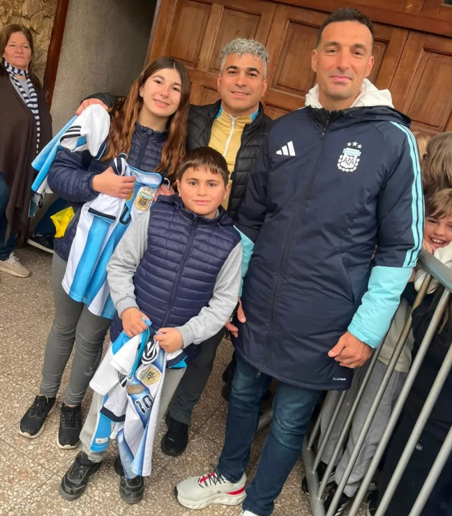 Nicoambrogi's tweet photo. Un nene le hizo firmar un papel a Scaloni donde decia que tenia que ser el DT de la Selección hasta el Mundial 2030 GENIO https://t.co/54QznMHGQT