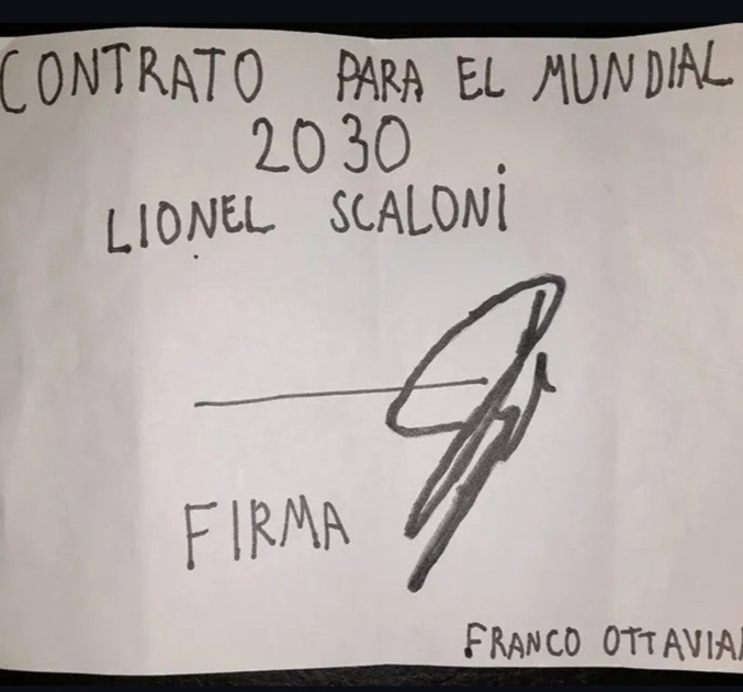 Nicoambrogi's tweet photo. Un nene le hizo firmar un papel a Scaloni donde decia que tenia que ser el DT de la Selección hasta el Mundial 2030 GENIO https://t.co/54QznMHGQT