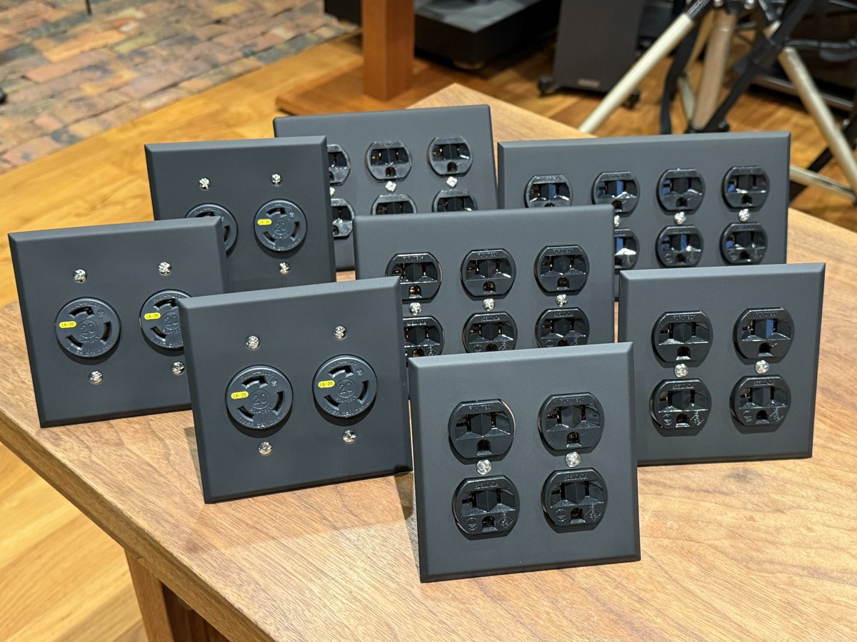 emc_hiroshi's tweet photo. 福岡県 某教育施設スタジオ/ホール専用EMC分電盤の3台と、コンセントアッセンブリーが完成しました。
仕上げ工事はもうすぐ！
ワクワクが止まりません！

株式会社EMC設計
https://t.co/jaZp76EZvn

#オーディオ
#レコード
#レコーディングスタジオ
#スタジオ電源
#ナイスカンパニー
#emc電源
#emc設計 https://t.co/MEHsWghXX0