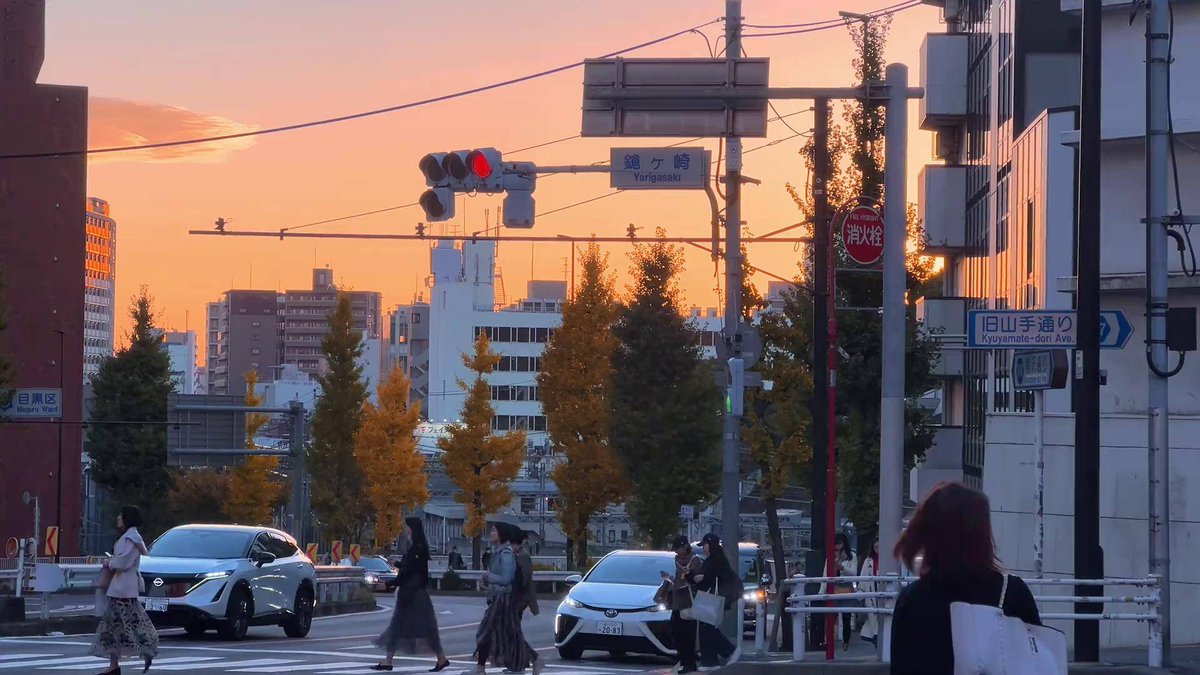 himanshusingh_4's tweet photo. City street corner vibes hitting different at golden hour  A random puddle reflecting the sunset made this boring walkway feel like a tiny postcard. https://t.co/2kLuuYie2P