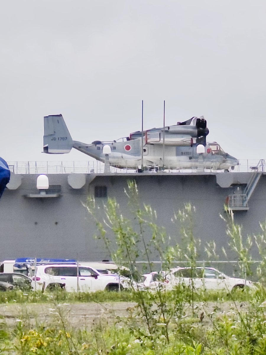 PB839_HD's tweet photo. 7/25/2026苫小牧西港南埠頭
護衛艦「かが」with 陸自オスプレイ
日曜日は一般開放の様ですが、来れないので金網の外から失礼 https://t.co/bwl0Uwj0BX