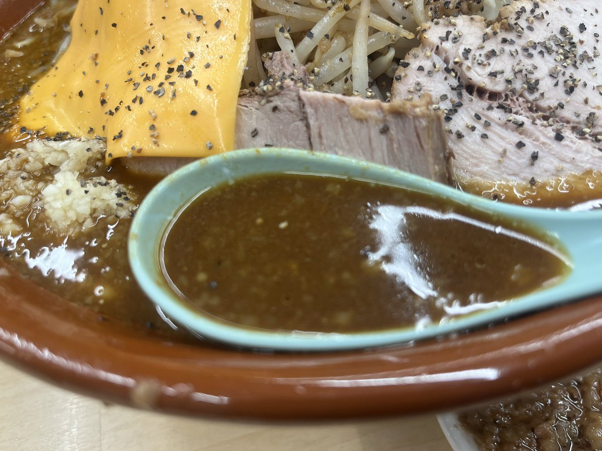 ramen_freetime's tweet photo. おもしろい方へ 池田
600g カレーラーメン ニンニク少なめ 野菜マシ アブラマシ

久々のカレーラーメン🍛暑さでダメージした身体だけど, ちょうど良いピリ辛で一口啜れば食欲回復❤️‍🩹
カレ��スープが染み込んだ豚さんにチーズを絡めて食べたら感動の旨さ🥹
涼しい店内で食べる熱々カレーで元気チャージ👍 https://t.co/Ls3By5pDJj