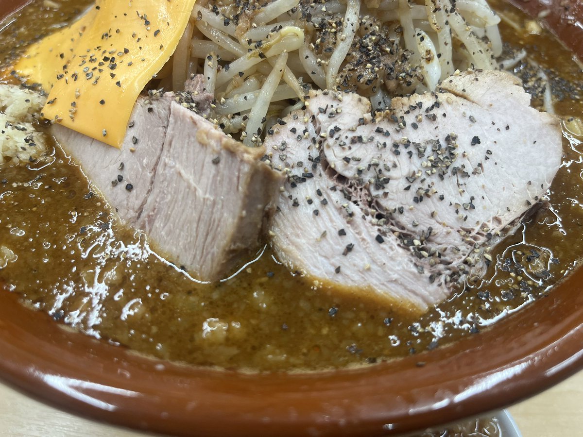 ramen_freetime's tweet photo. おもしろい方へ 池田
600g カレーラーメン ニンニク少なめ 野菜マシ アブラマシ

久々のカレーラーメン🍛暑さでダメージした身体だけど, ちょうど良いピリ辛で一口啜れば食欲回復❤️‍🩹
カレ��スープが染み込んだ豚さんにチーズを絡めて食べたら感動の旨さ🥹
涼しい店内で食べる熱々カレーで元気チャージ👍 https://t.co/Ls3By5pDJj