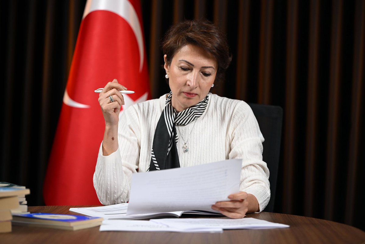 aplusmedya's tweet photo. Anahtar Parti Genel Başkan Yardımcısı Emine Küçükali, İstanbul'da 200'den fazla odası bulunan bir otelin "acil toplanma alanı" olarak belirlenen küçük çim alanı paylaşarak yetkililere tepki gösterdi:

​"Denetleyene mi söyleyelim, izin verene mi, bunu yeterli görene mi?" https://t.co/8SAQjO8ldg