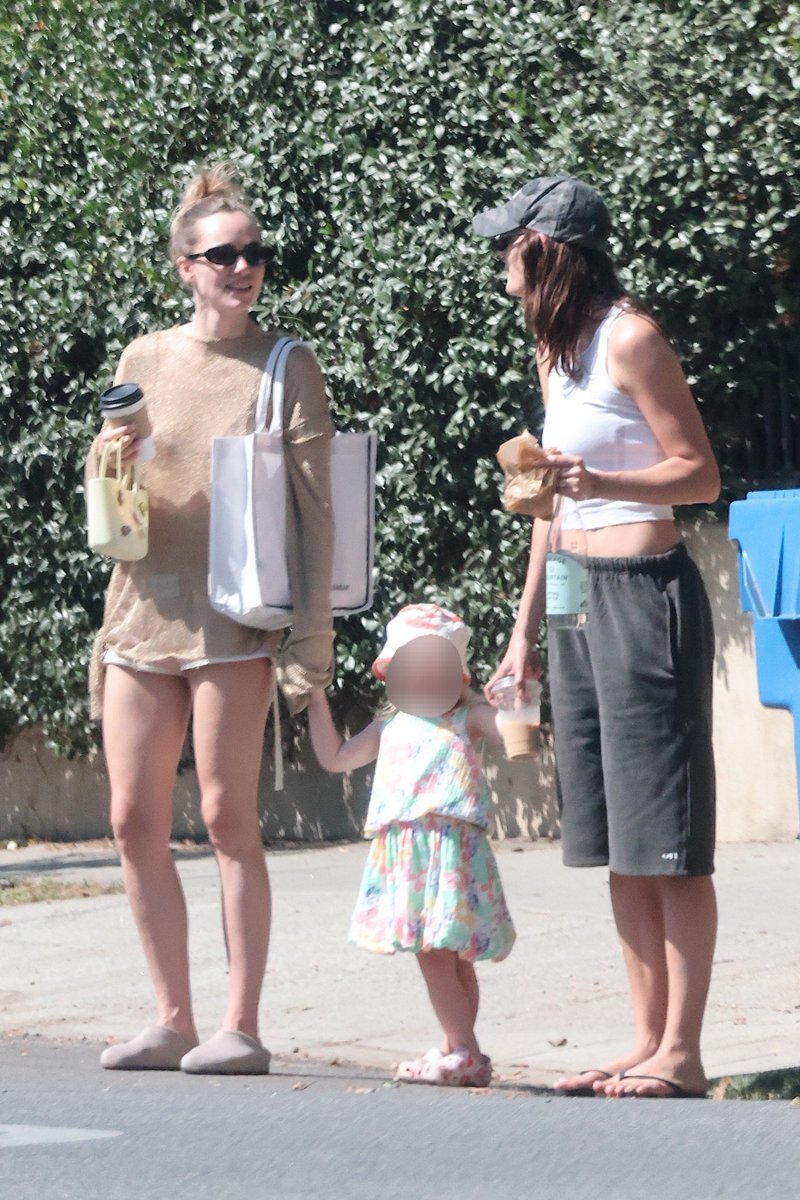 sukiwmedia's tweet photo. Suki Waterhouse with her daughter and a friend out and about in Los Angeles (July 24) https://t.co/2uxlBfySUg