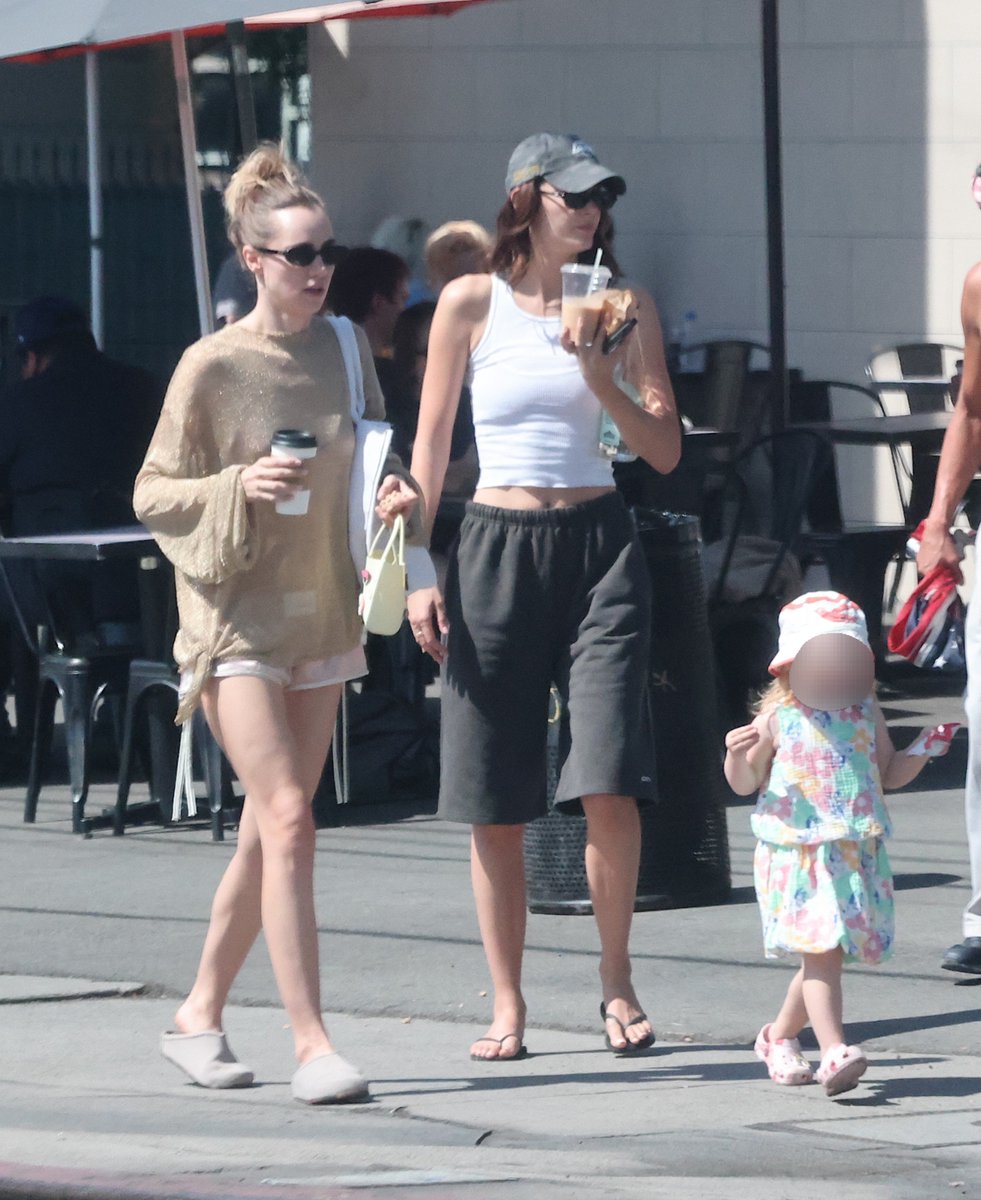sukiwmedia's tweet photo. Suki Waterhouse with her daughter and a friend out and about in Los Angeles (July 24) https://t.co/2uxlBfySUg