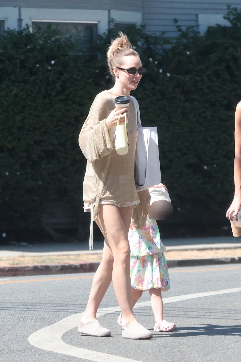 sukiwmedia's tweet photo. Suki Waterhouse with her daughter and a friend out and about in Los Angeles (July 24) https://t.co/2uxlBfySUg
