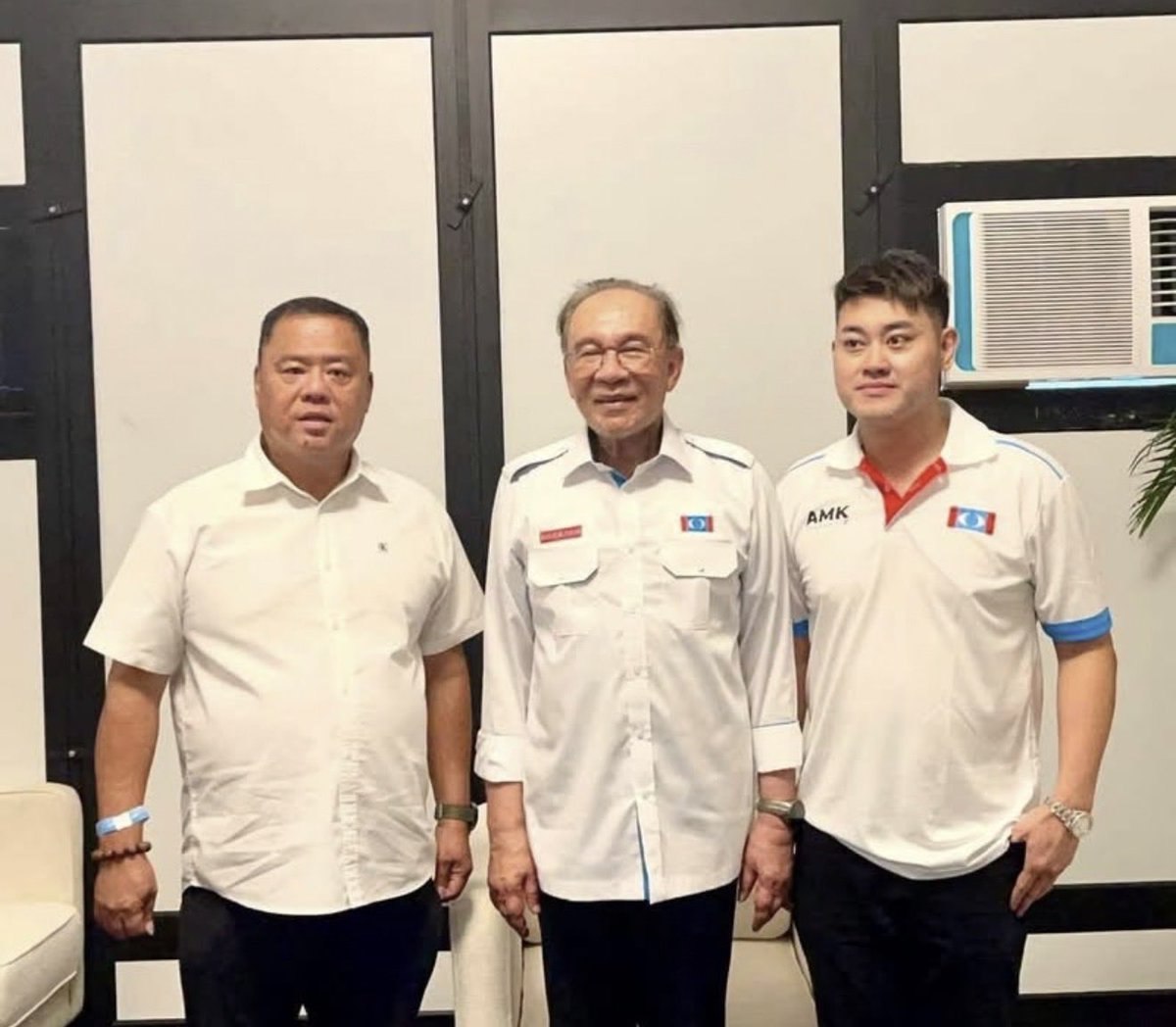 asheeqali's tweet photo. APA JADI KEPADA KES NICKY LIOW ? 

Bila ternampak gambar Datuk Seri Nicky Liow di majlis PKR baru baru ini bersama PM Anwar Ibrahim, saya tertanya-tanya apa jadi kepada 26 pertuduhan pengubahan wang haram (AMLA) bernilai RM36 juta yang telah dihadapkan kepada dia pada tahun 2022.

Semakan saya mendapati tarikh Mahkamah yang terakhir di Mahkamah Sesyen Shah Alam untuk pertuduhan-pertuduhan dia adalah pada 15 Jun 2023. 

Sebagai seorang pengamal undang-undang, saya pasti tarikh-tarikh ini sudah semestinya bukan tarikh bicara, sebaliknya hanya tarikh sebutan kes. 

Saya tidak dapat mencari apa apa laporan berita atas talian berkenaan apa yang berlaku di Mahkamah pada tarikh terakhir Mahkamah iaitu 15 Jun 2023 ataupun apa apa laporan berita selepas itu sehingga sekarang.

Apa yang saya tahu, adik Nicky Liow dan ahli-ahli geng dia telah dibebaskan oleh Mahkamah berikutan pihak Peguam Negara memutuskan untuk menggugurkan pertuduhan terhadap mereka dan menerima representasi mereka pada tahun 2022.

Mohon @KDNPUTRAJAYA @saifnasution @AGCPutrajaya memberi pengesahan berkenaan status 26 pertuduhan yang telah dihadapkan kepada dia berjumlah RM 36 juta.