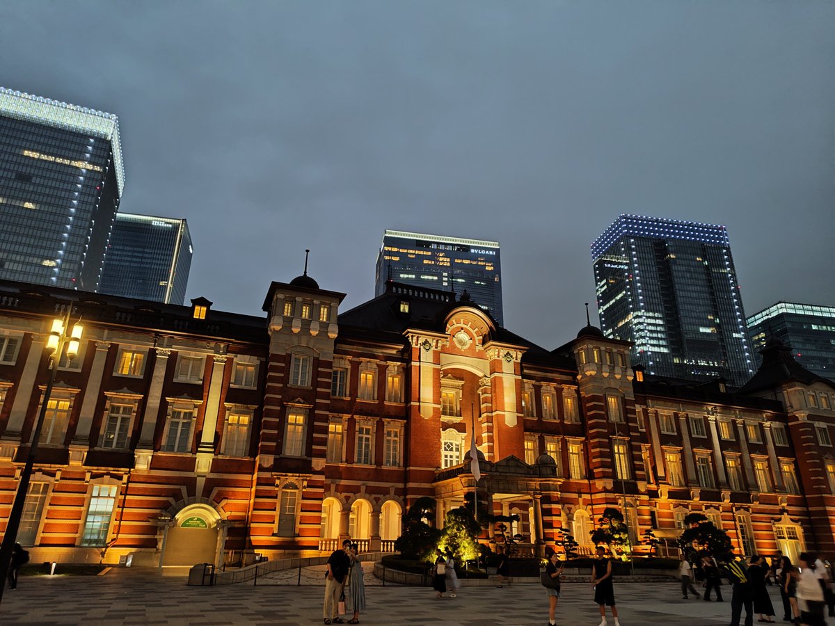 Harusame715's tweet photo. 東京駅、昼と夜で雰囲気変わるね https://t.co/5n18oN4cKP