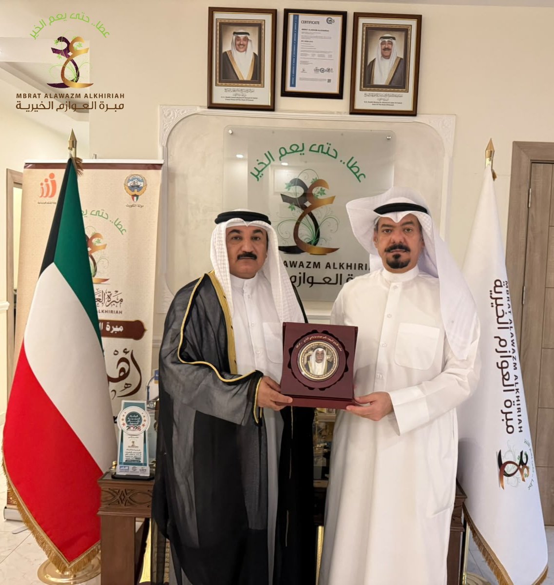 alawazm_kw's tweet photo. في إطار تعزيز أواصر التواصل مع شيوخ ورموز المجتمع، تشرفت مبرة العوازم الخيرية باستقبال الشيخ أحمد راضي مجبل سعد السويرح، وذلك في مقر المبرة.

وخلال الزيارة، تشرف سعادة المستشار حمد زيد سعود البسيس، رئيس مجلس إدارة مبرة العوازم الخيرية، بتكريم الشيخ أحمد راضي مجبل سعد السويرح، بتقديم درع العم عجنان قبلان بن داحي العازمي، إلى جانب وسام المحسنين الصادر عن مبرة العوازم الخيرية، تقديرًا لمكانته الاجتماعية، وإسهاماته، وترسيخًا لقيم الوفاء والتقدير التي تنتهجها المبرة.

كما اطلع الضيف على أبرز إنجازات المبرة وبرامجها ومبادراتها في مجالات العمل الخيري والإنساني والمسؤولية المجتمعية، مثمنًا ما تشهده المبرة من تطور مؤسسي، وما تقدمه من مبادرات نوعية تخدم أبناء المجتمع، وتعزز ثقافة التكافل والعمل الخيري المستدام.

وتأتي هذه الزيارة ضمن جهود مبرة العوازم الخيرية في توثيق العلاقات مع شيوخ القبيلة والشخصيات الوطنية والاجتماعية، وتعزيز الشراكات المجتمعية، بما يسهم في دعم مسيرة العمل الخيري والإنساني وترسيخ قيم المسؤولية المجتمعية.

#مبرة_العوازم_الخيرية
#العوازم
#الكويت
#العمل_الخيري
#المسؤولية_المجتمعية
#العمل_الإنساني
#الشراكة_المجتمعية
#القطاع_غير_الربحي
#العمل_التطوعي
#الحوكمة
#الشفافية
#الاستدامة
#وسام_المحسنين
#درع_العم_عجنان
#شيوخ_العوازم
#توثيق
#حمد_زيد_سعود_البسيس
#رئيس_مجلس_إدارة_مبرة_العوازم_الخيرية
#السفير_الأممي_للشراكة_المجتمعية