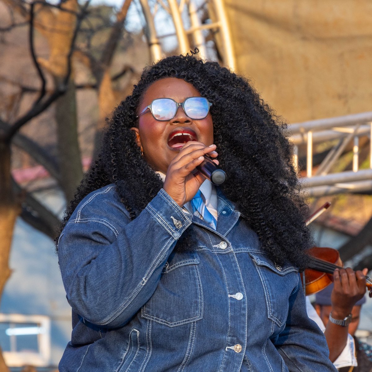 StandardBankArt's tweet photo. Mahubo delivered a performance of raw energy and artistry, fusing tradition with bold innovation. The audience was swept up in rhythms both ancestral and new, a powerful celebration of music’s healing spirit.  #J4YP2026 #MakingArtPossible #SBJoJ2026 https://t.co/4sW7heanjt